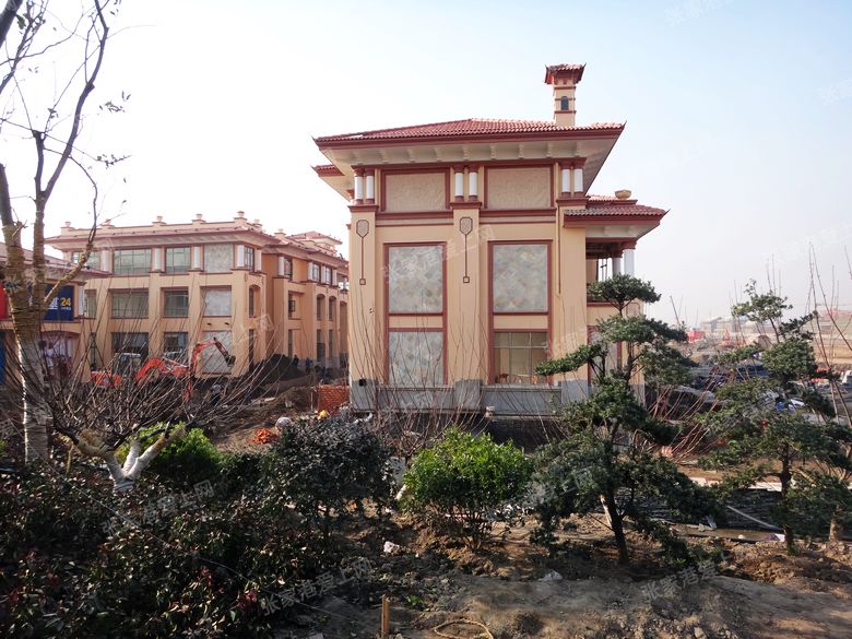湖滨世家项目位于华昌路和华山路的交汇处,东面毗邻主干道华昌路,交通动线四通八达,紧邻沙洲湖生态园。地处沙洲新城的核心板块、作为湖滨国际的升级版,湖滨世家延续了湖滨国际的建筑风格,采用了现在非常流行也是最受欢迎的欧式地中海风格。顶部是红色坡屋顶,米黄色的外立面,底部是棕色的天然石材,从远处看呈现出三段式的色彩分布,给人的感觉非常温馨和大气。成为整个区域内最醒目最具有品质感的地中海风格社区。(拱形的门窗、连廊、红黄鲜艳颜色、铁艺栏杆等)。项目周边由多个公园环绕、生态环境优美。作为张家港的后花园,离尘不离城。