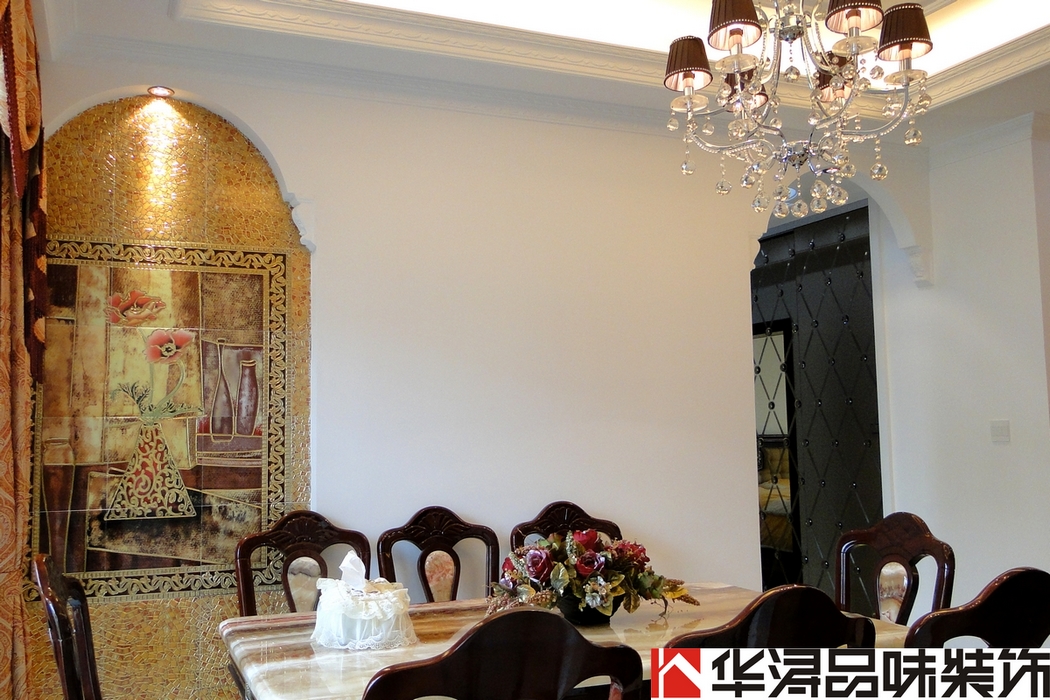 华浔品味装饰给大家带上一组湖滨国际样板房的照片,请各位看官品评。 楼盘:湖滨国际 户型:三室两厅 风格:欧式 本套样板房的主人是一对年轻的夫妇,对他们来说简单的波涛不惊的家居生活就能感觉幸福,他们比较注重生活的舒适度,而为了迎合整个小区的整体风格,故选择欧式这种风格,又希望能贴近中国人的传统生活方式,设计师根据他们的要求,帮他们量身定做了这套设计。