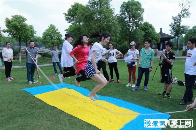 经过上午在指压板跳绳,中午烧烤,下午撕